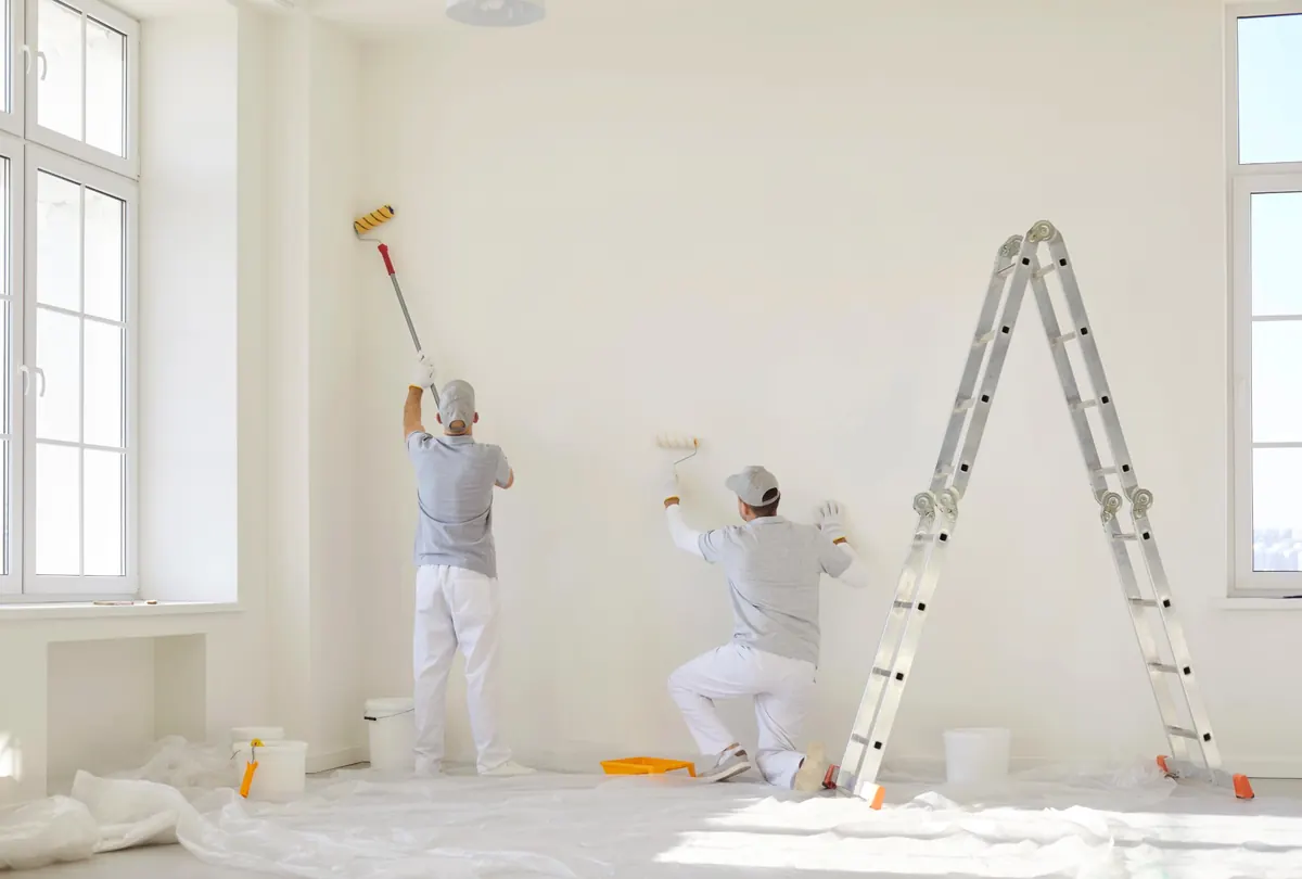 Weißmacherarbeiten in einem hellen Wohnraum